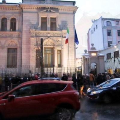 Россияне штурмуют посольство Италии ради сыра